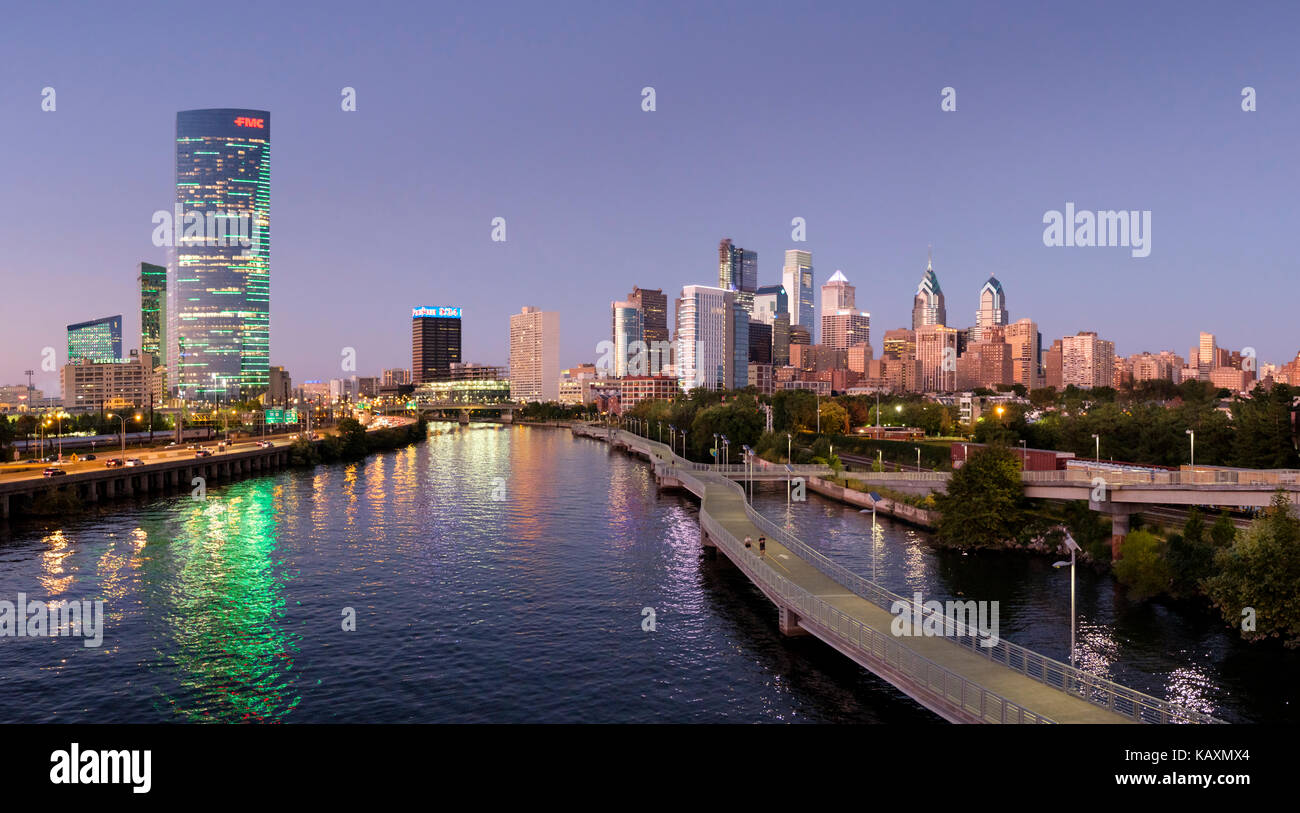 Schuylkill River Trail Boardwalk et Philadelphia Skyline at night de South Street, Philadelphia, Pennsylvania, USA Banque D'Images