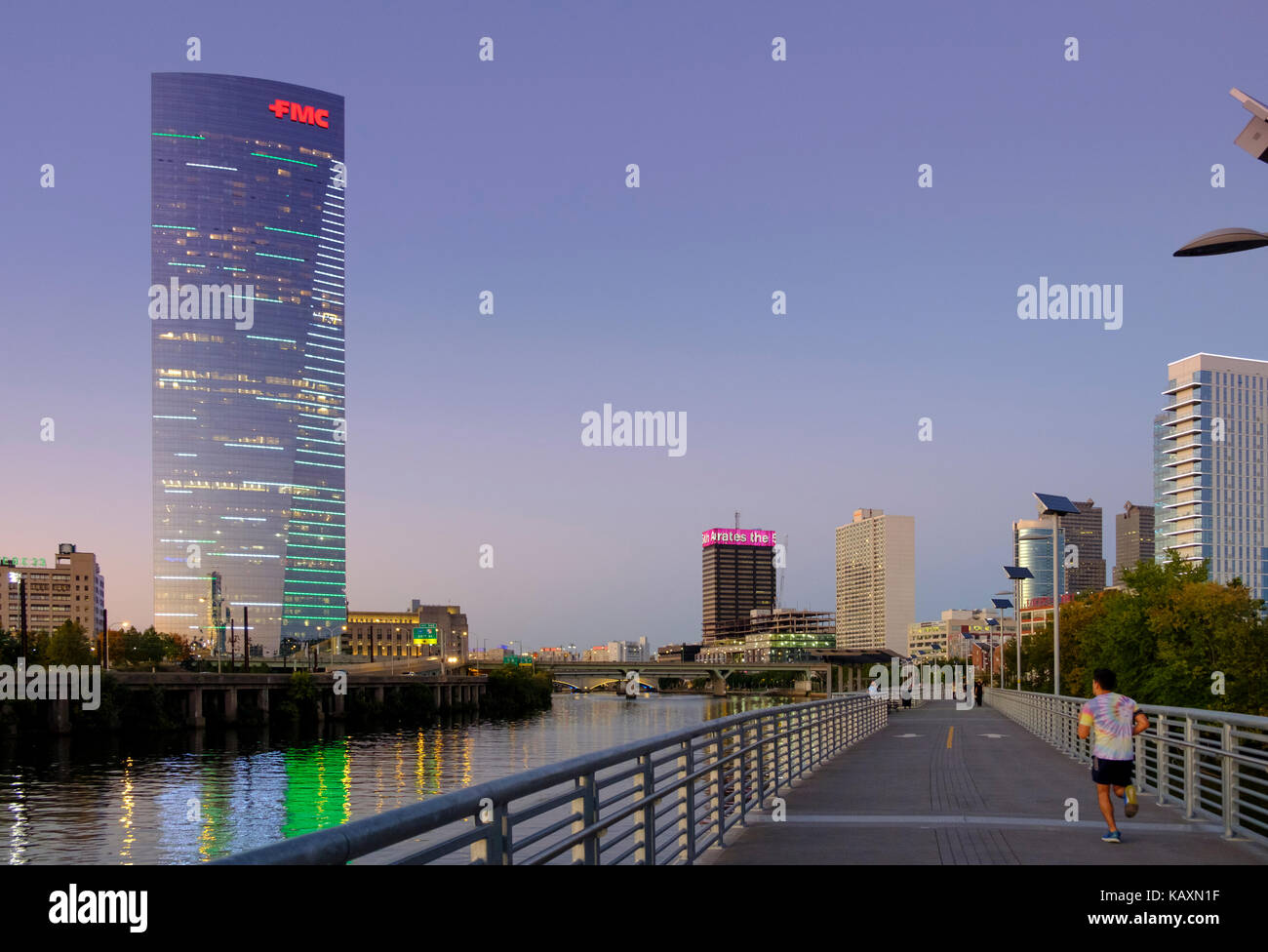Schuylkill River Trail Boardwalk et Skyline de South Street, Philadelphia, Pennsylvania, USA Banque D'Images