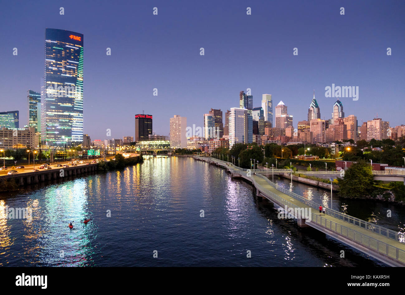 Schuylkill River Trail Boardwalk et Philadelphia Skyline at night de South Street, Philadelphia, Pennsylvania, USA Banque D'Images