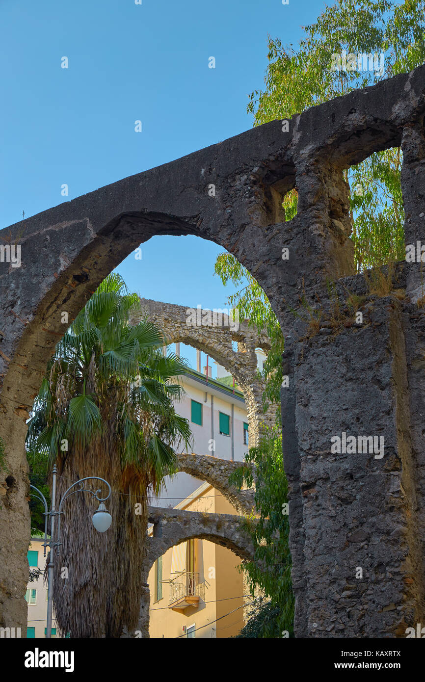 L'ancien aqueduc préservé dans les rues de Salerne en italie Banque D'Images