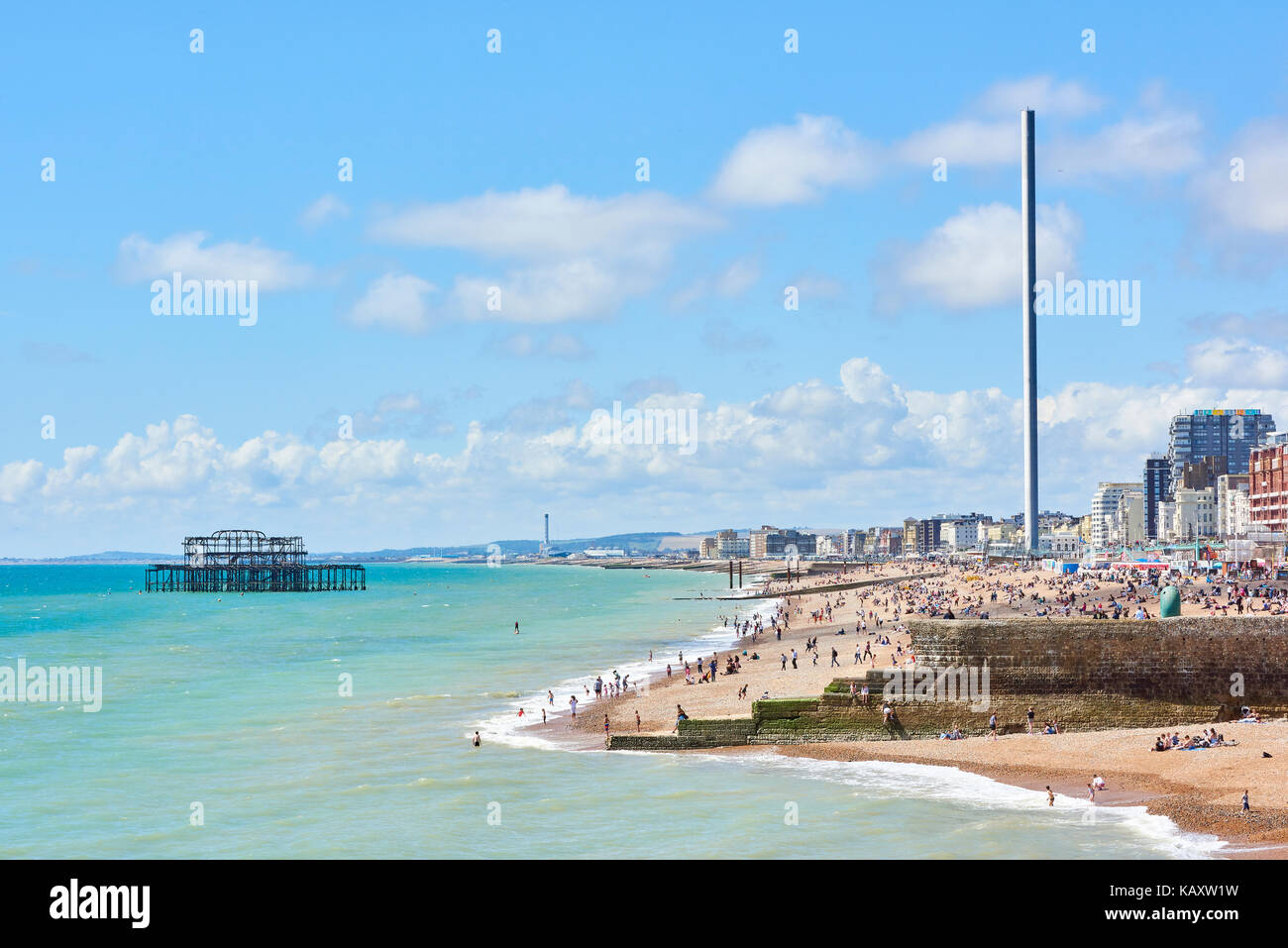 Vue latérale du front de mer de Brighton avec British Airways 1360 tour d'observation et de vestiges de West Pier. Banque D'Images