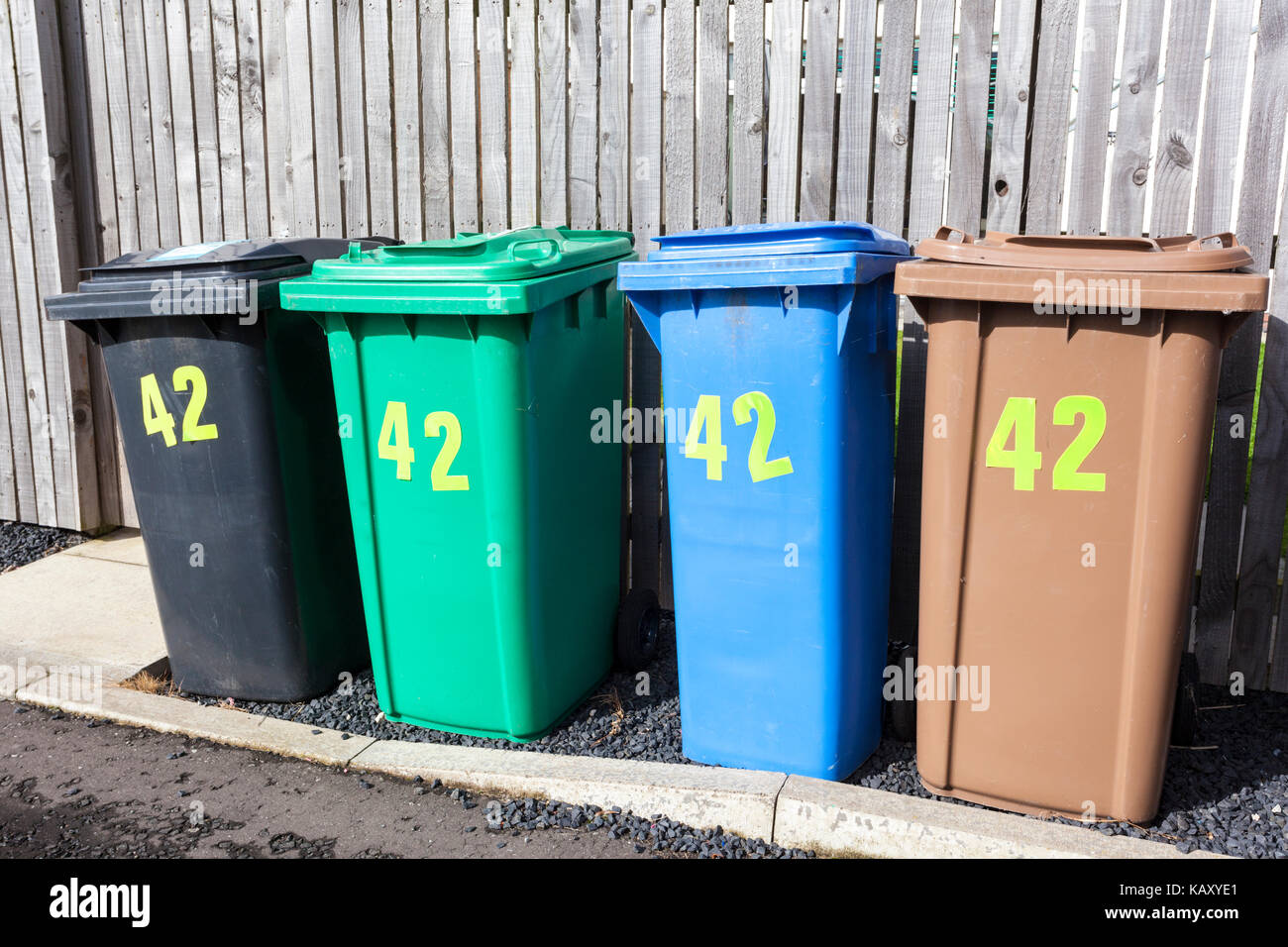 Quatre bacs de recyclage en pleine dimension wheelie pour une propriété à Anstruther, Fife, Scotland UK Banque D'Images