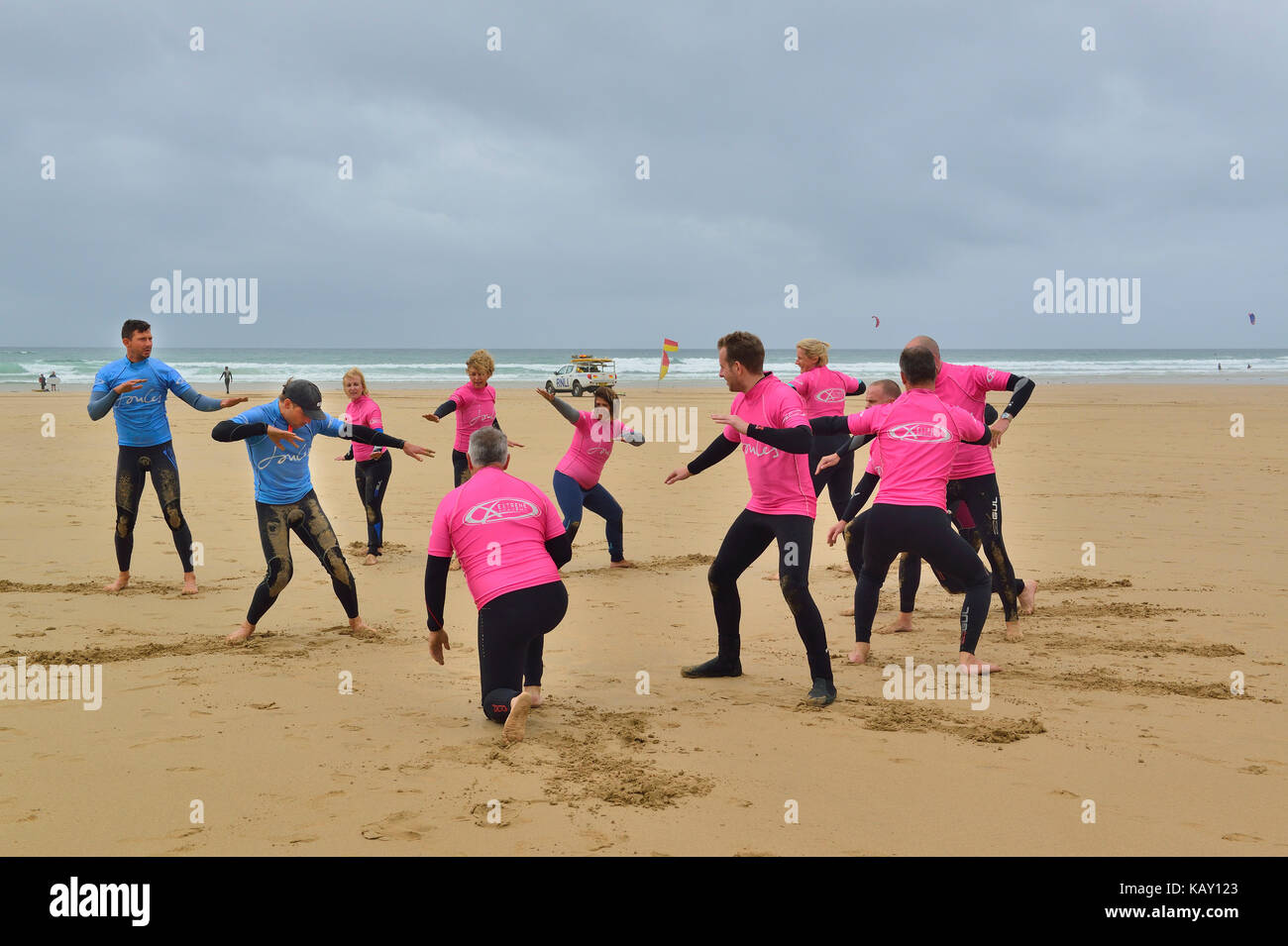 Instructeur de surf cours de surf en donnant aux apprenants sur la plage, à Watergate Bay, Newquay, Cornwall, England, UK Banque D'Images