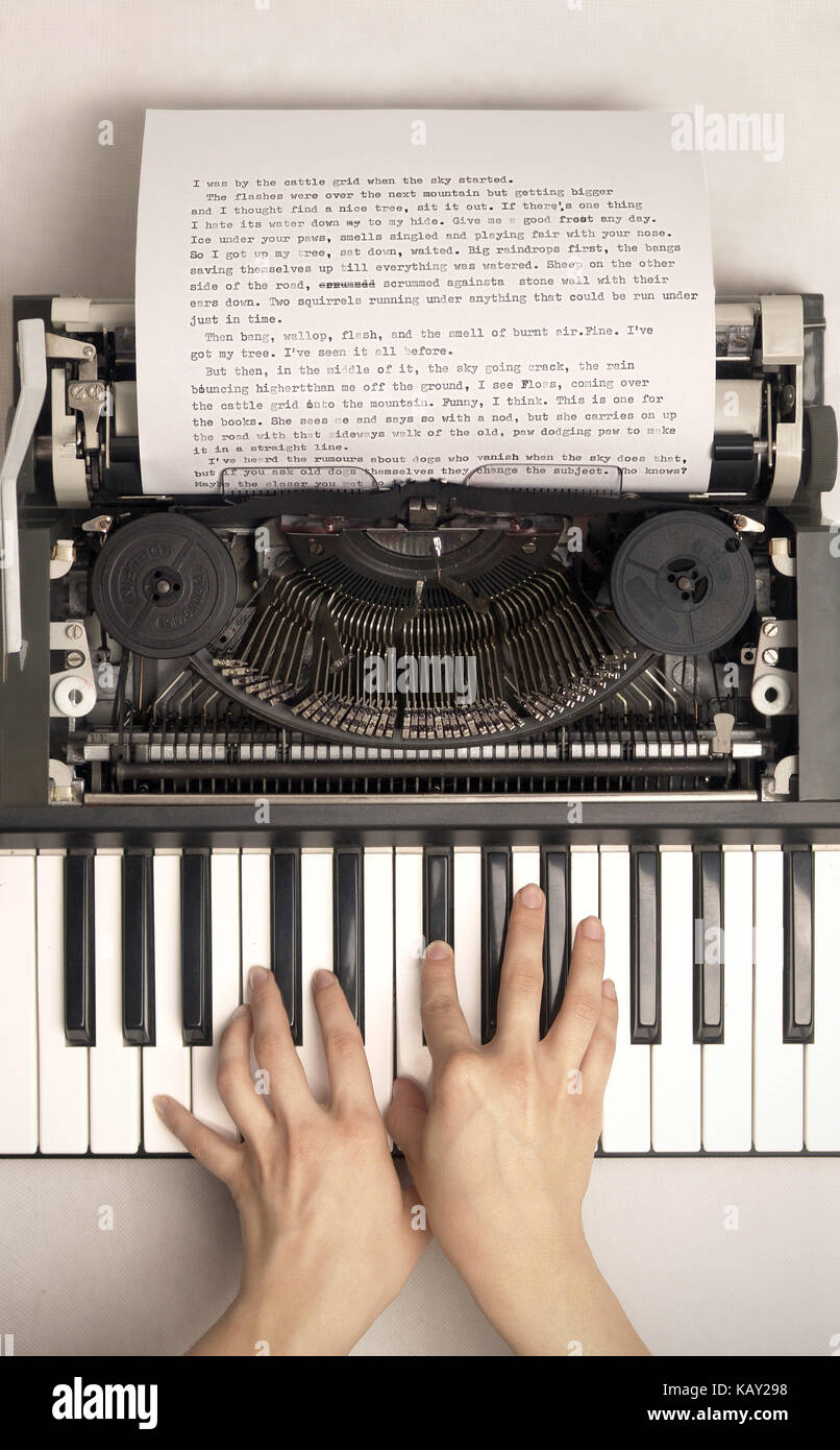 La main de femme sur un fond blanc jouant le piano comme une métaphore de  l'écriture Photo Stock - Alamy