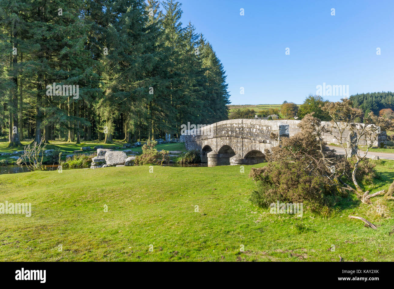 Bellever antique pont enjambe la rivière dart est sur le bord de la forêt de Dartmoor, bellever sur devon avec vestiges de l'ancien pont battant à sa gauche Banque D'Images