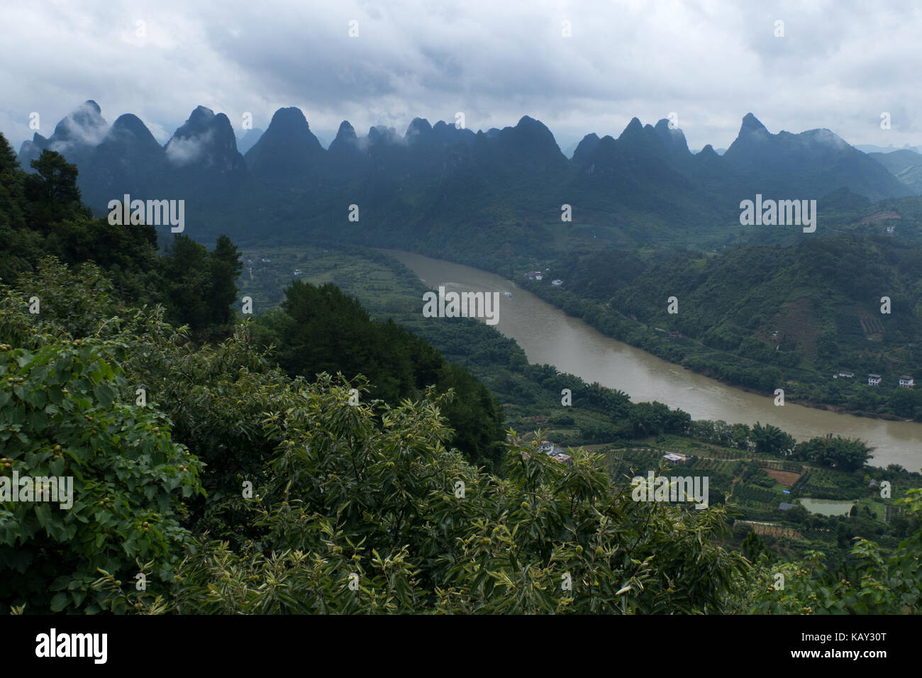 Beau paysage naturel chinois avec des collines karstiques, montagnes vertes, petit village, campagne près de xinping, entre guilin et guilin, Chine, comme Banque D'Images