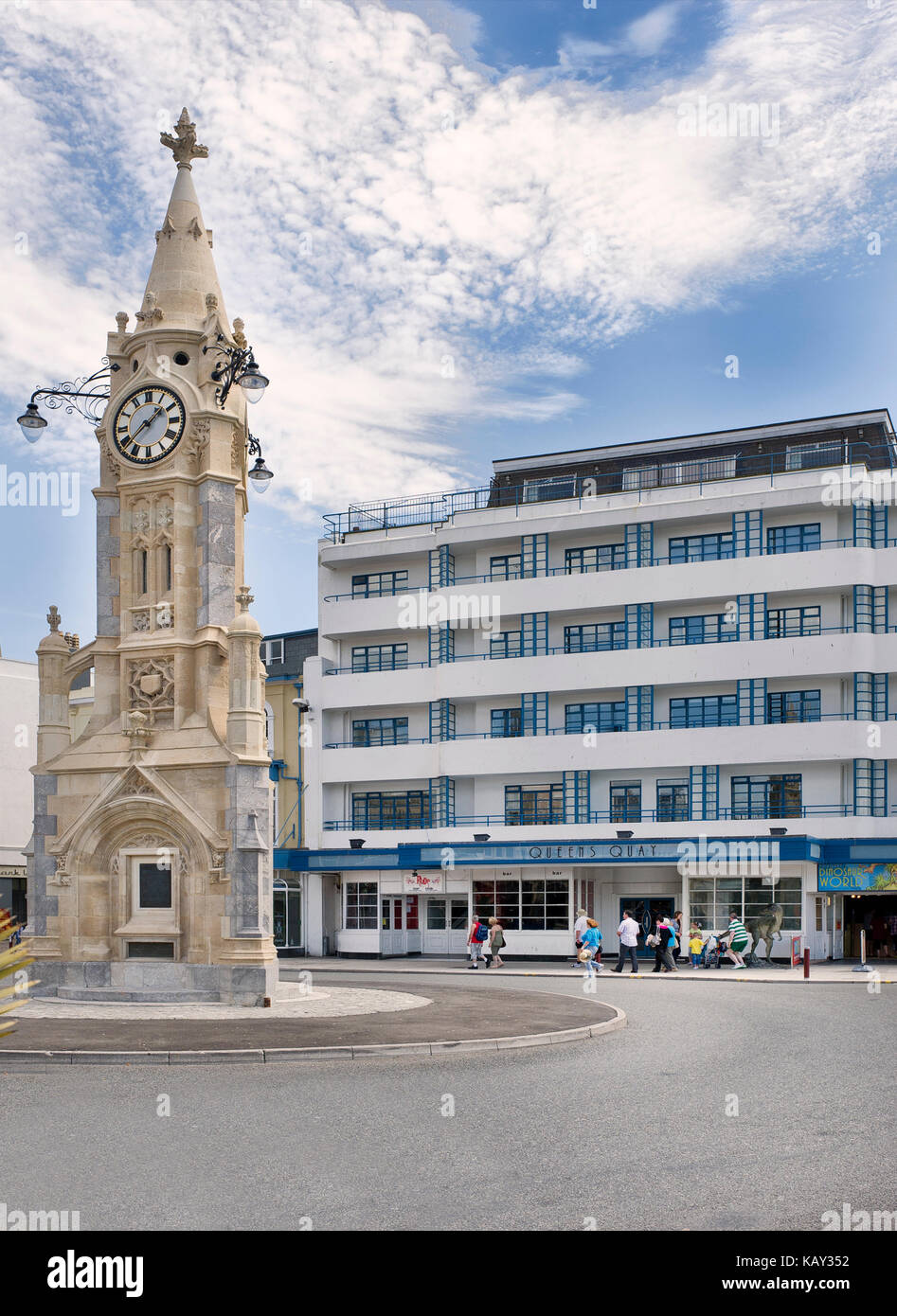 La Tour de l'horloge victorienne et l'hôtel Art Déco Queens près du port intérieur, Torquay, Devon, Royaume-Uni Banque D'Images