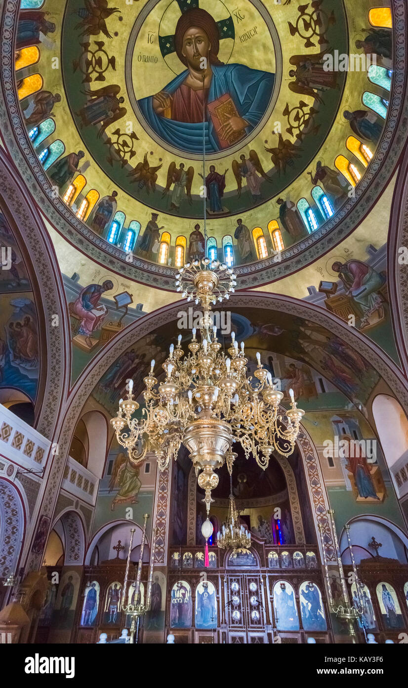 L'intérieur coloré orthodoxe de l'Eglise Métropolitaine de Santorin, Fira (Thira, Santorin Thera), une île grecque dans le groupe des Cyclades dans la mer Égée Banque D'Images