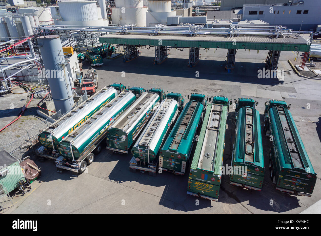 Les navires-citernes de livraison stationné dans un dépôt de carburant dans le quartier Greenpoint industrielle de Brooklyn à New York, le samedi 23 septembre, 2017. (© Richard B. Levine) Banque D'Images