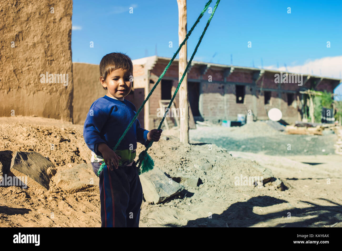 Swing Kid sur Merzouga, Maroc Banque D'Images