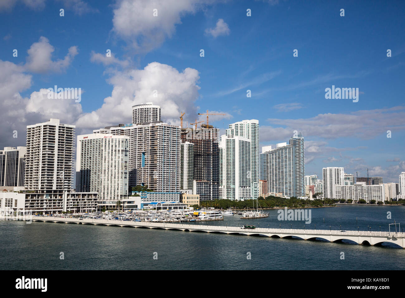 Miami, en Floride. Ville de Miami derrière le Venetian Causeway. Banque D'Images