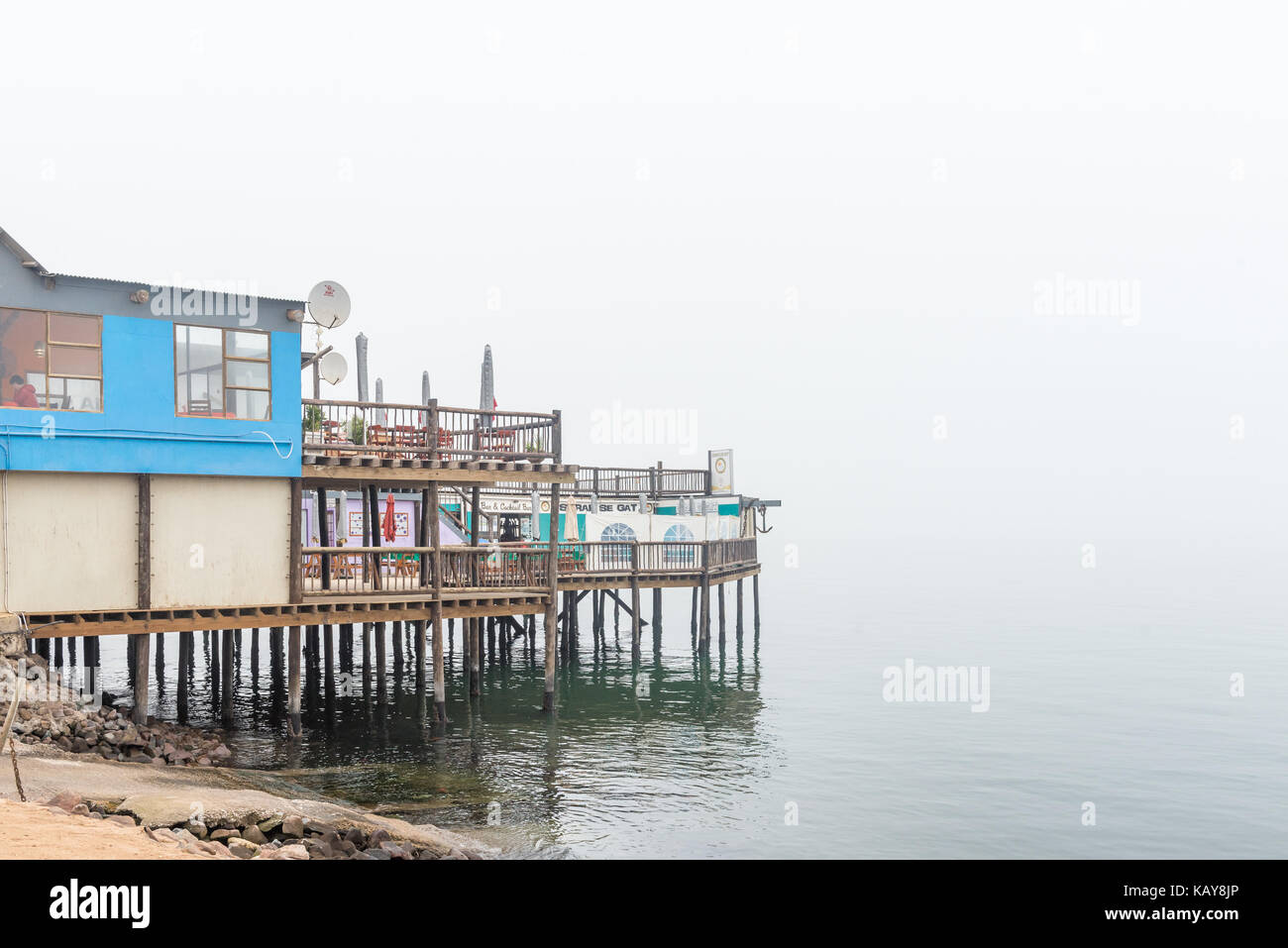 Walvis Bay, en Namibie - 1 juillet 2017 : un restaurant sur pilotis au watefront à Walvis Bay sur la côte atlantique de la namibie Banque D'Images