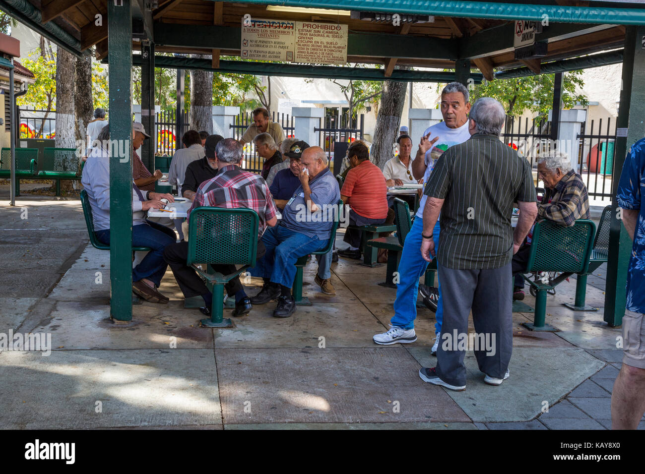 Miami, en Floride. Lieu de rassemblement cubain sur la Calle Ocho, Little Havana. Banque D'Images