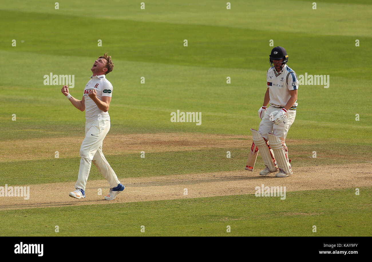 Sam Cook d'Essex célèbre le bowling Gary Ballance an LBW du Yorkshire pendant la troisième journée du Championnat du comté de Specsavers, match de la division 1 au terrain du comté de Cloudfm, Chelmsford. APPUYEZ SUR ASSOCIATION photo. Date de la photo: Mercredi 27 septembre 2017. Voir PA Story CRICKET Essex. Le crédit photo devrait se lire: Steven Paston/PA Wire. Banque D'Images