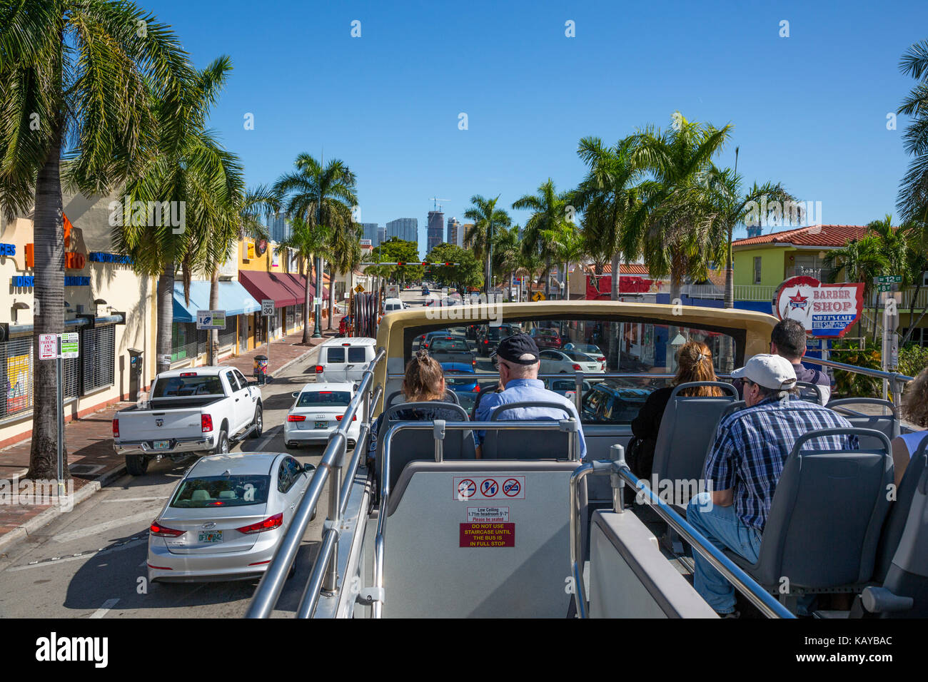 Miami, en Floride. Équitation un bus à impériale la Calle Ocho, Little Havana. Banque D'Images
