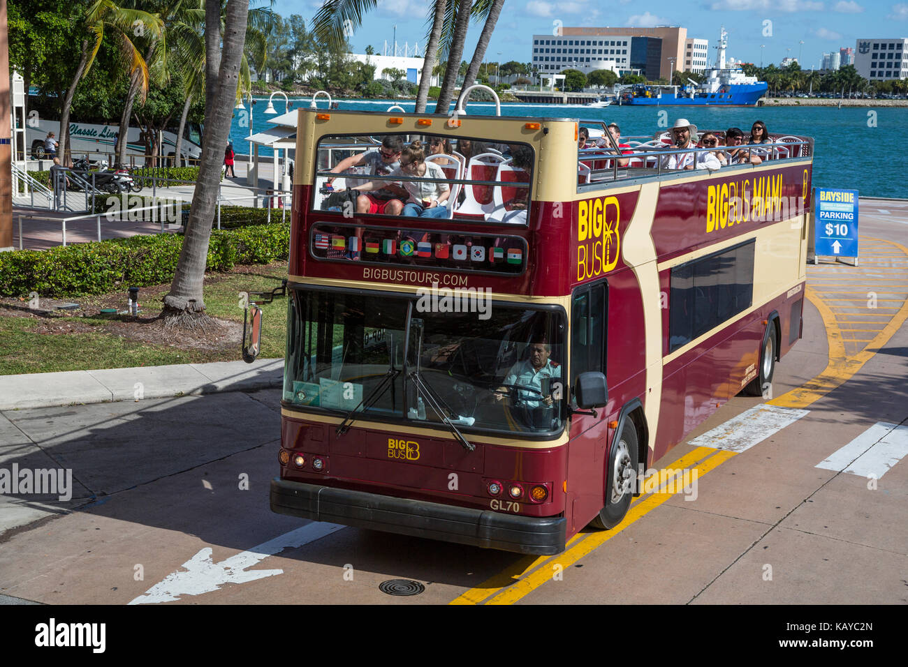 Miami, en Floride. Big Bus et passagers. Banque D'Images
