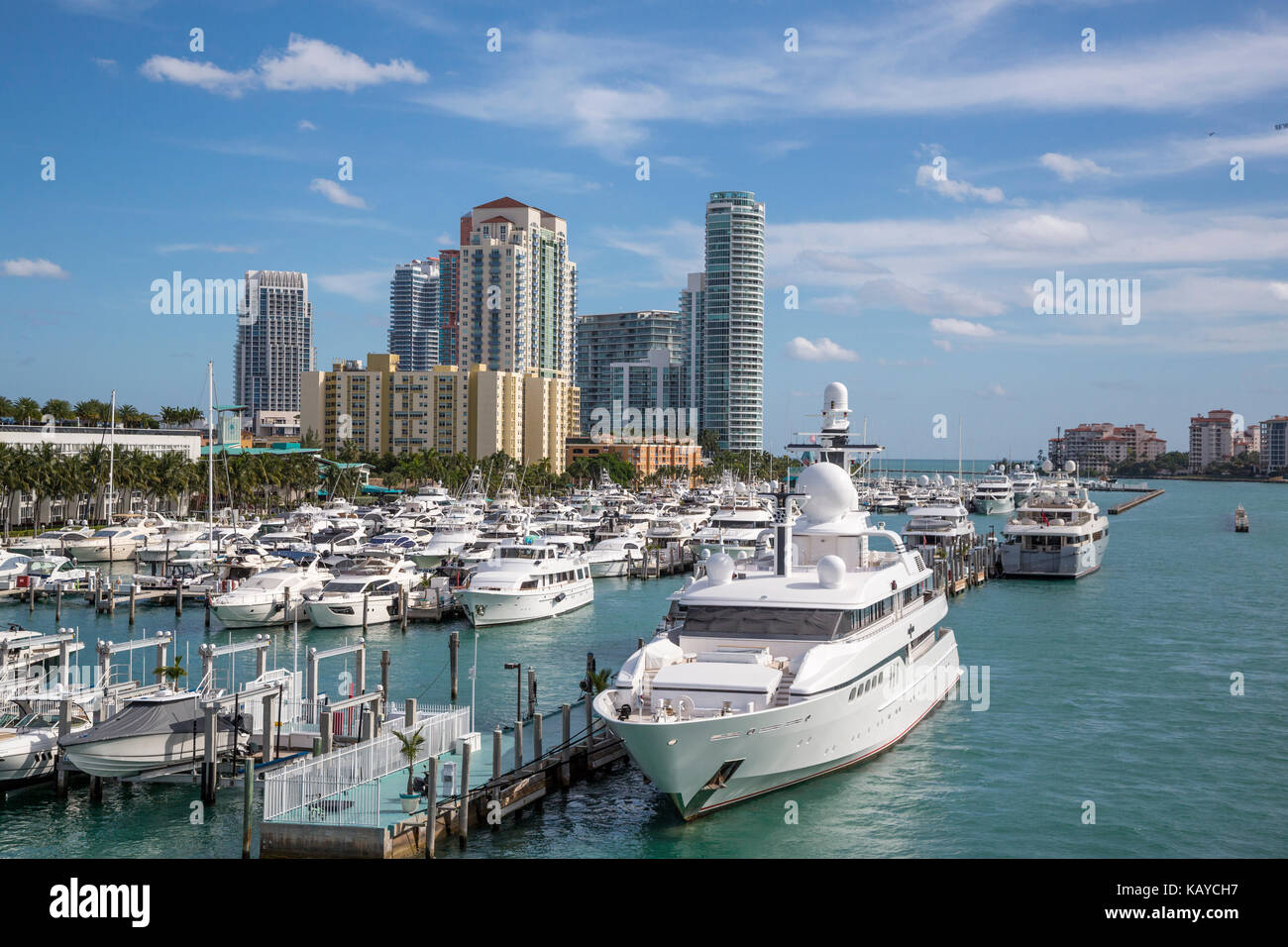 Miami Beach, en Floride. Bateaux de South Beach et des condominiums. Banque D'Images