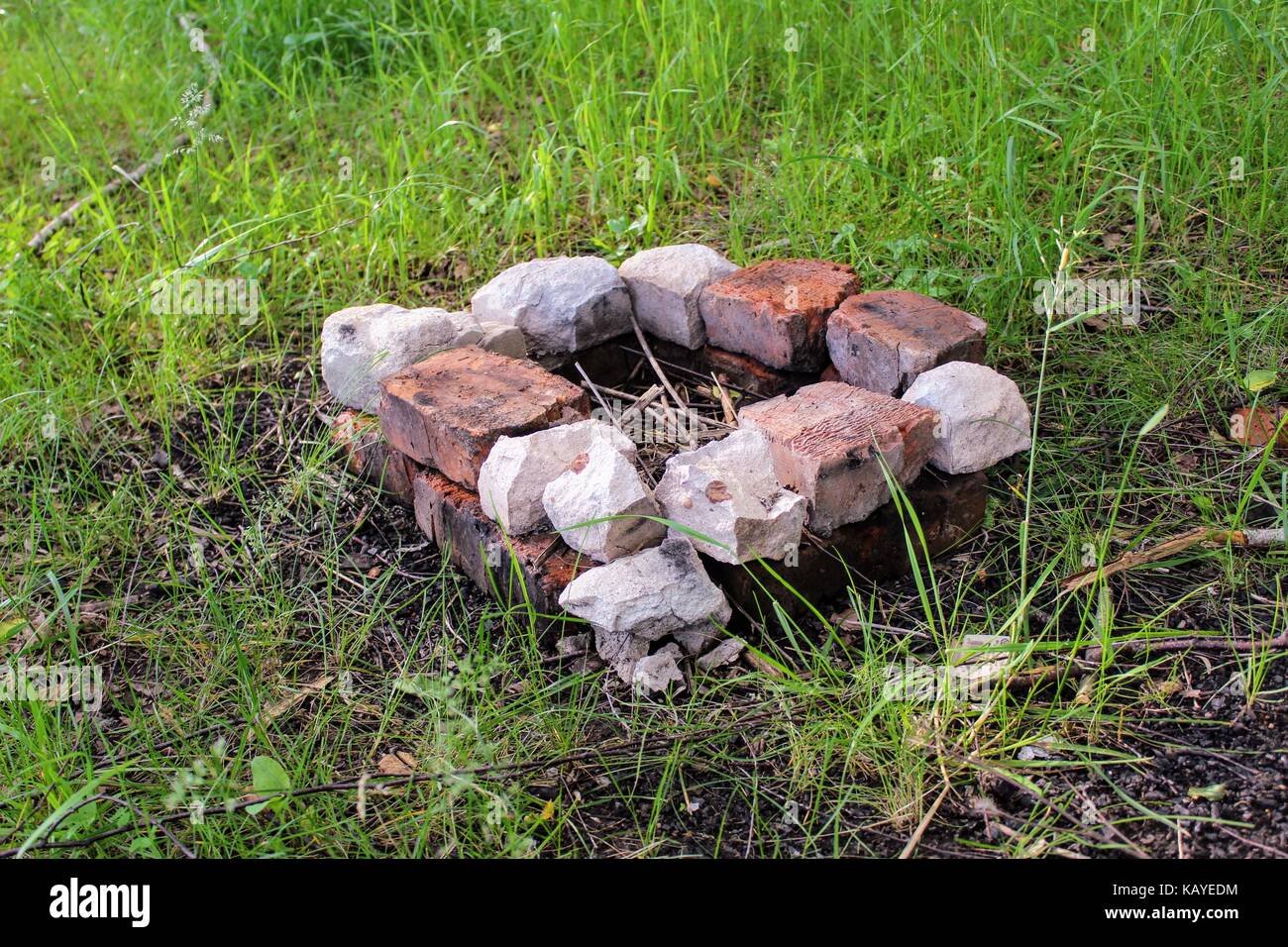 Un petit foyer pour un incendie dans une forêt construite en briques rouges. Banque D'Images