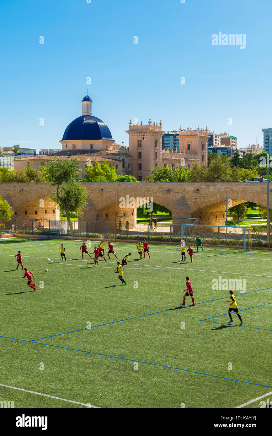 Rio Turia Valencia garden, un dimanche matin, les adolescents jouer un match de football sur un emplacement dans le jardin de la rivière Turia, Valence, Espagne. Banque D'Images