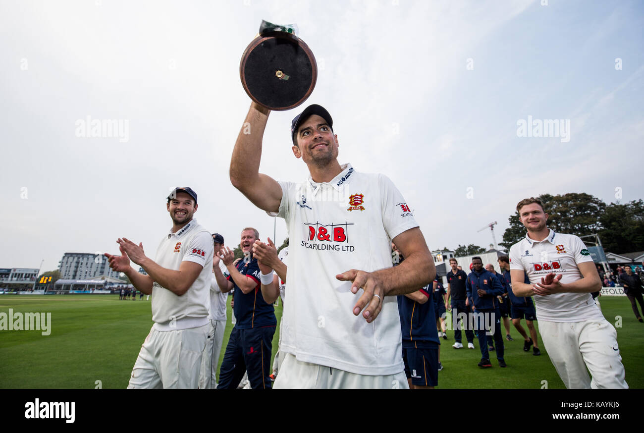 L'essex alastair cook célèbre avec le trophée du championnat de la division 1 après la troisième journée du championnat division specsavers county, un match à l'cloudfm county ground, à Chelmsford. Banque D'Images