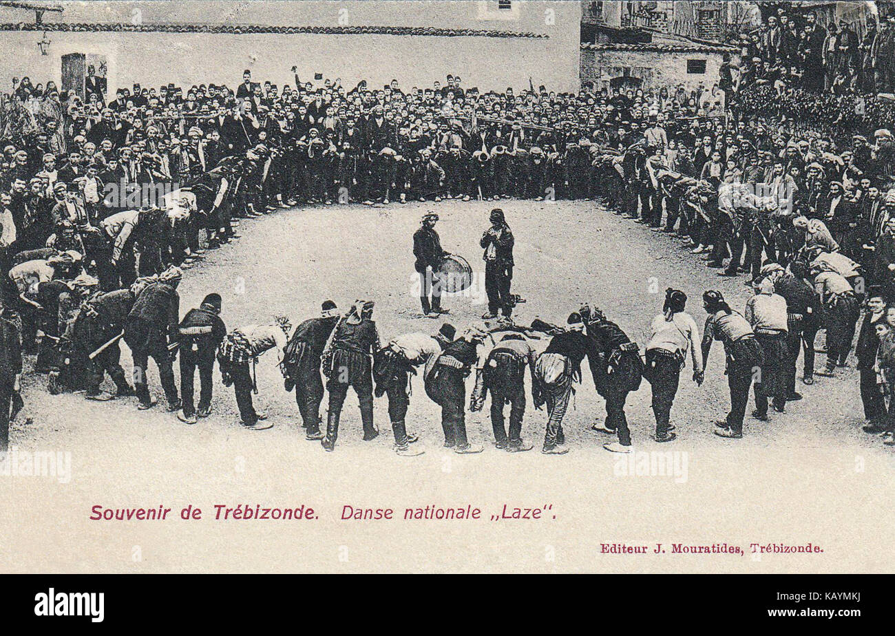 La danse nationale laz de Trébizonde est une danse folklorique traditionnelle jouée par le peuple laz, un groupe ethnique originaire des régions côtières de Turquie et de Géorgie. Il reflète leur patrimoine culturel. Banque D'Images