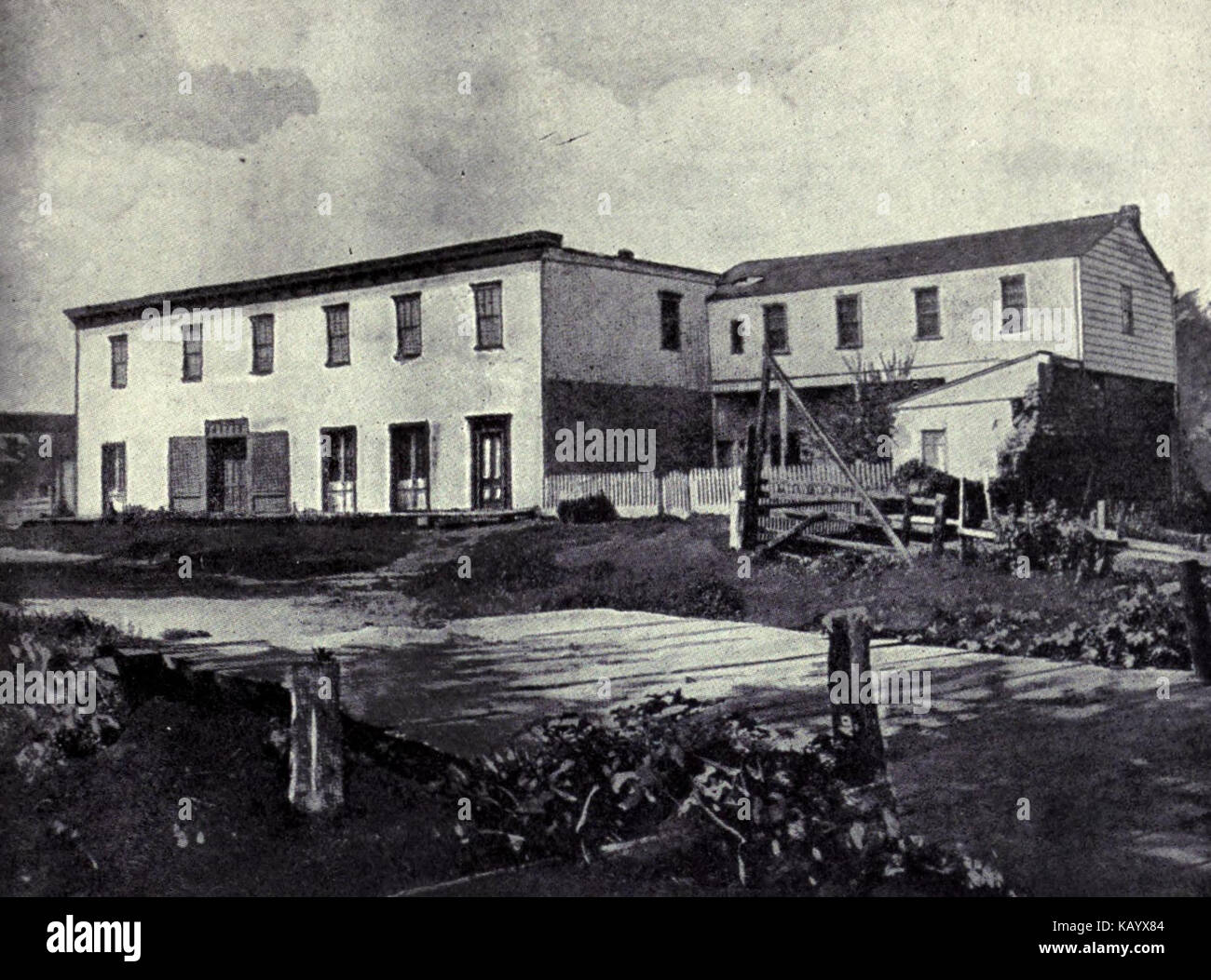 Cette maison de Monterey, en Californie, reflète le style architectural typique de la région, combinant les influences côtières et le design traditionnel californien. Banque D'Images