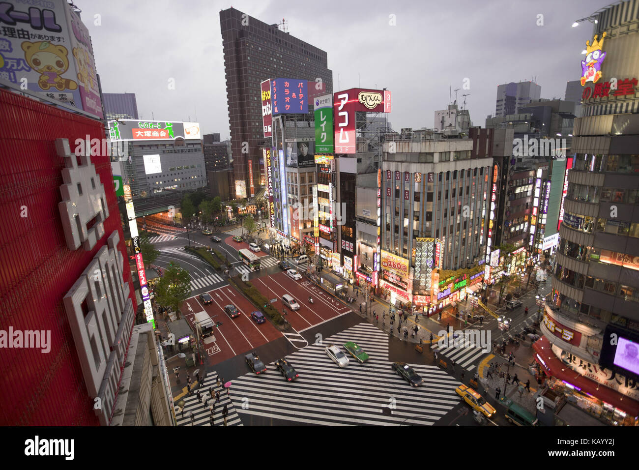 Japon, Tokyo, dans le quartier de shinjuku, Shinjuku avenue, Banque D'Images