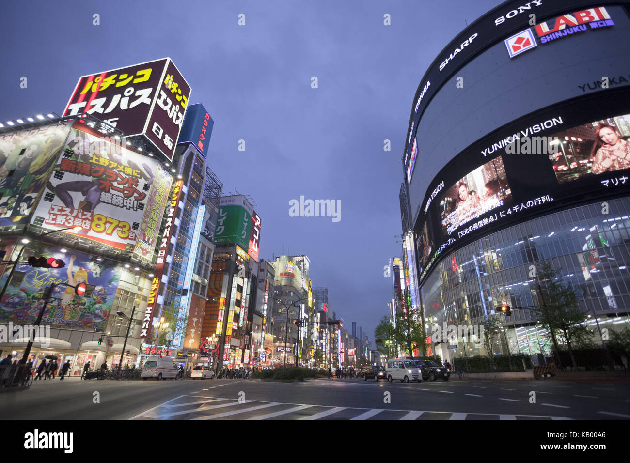 Japon, Tokyo, dans le quartier de shinjuku, Shinjuku avenue, crépuscule, Banque D'Images