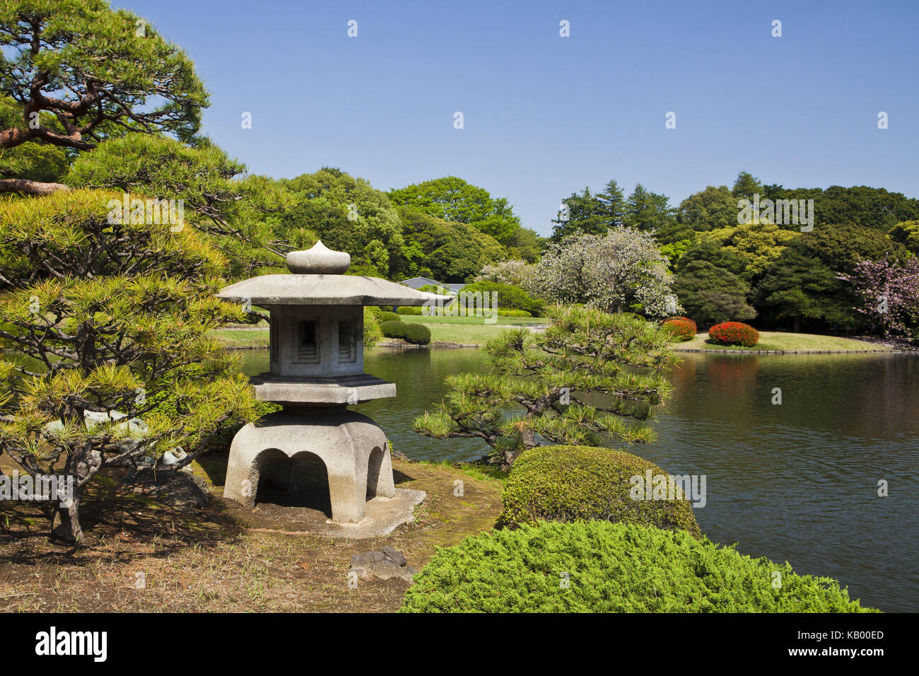 Japon, Tokyo, dans le quartier de shinjuku, Shinjuku gyoen gardens, kitasaga toro rokkaku laterne, Banque D'Images