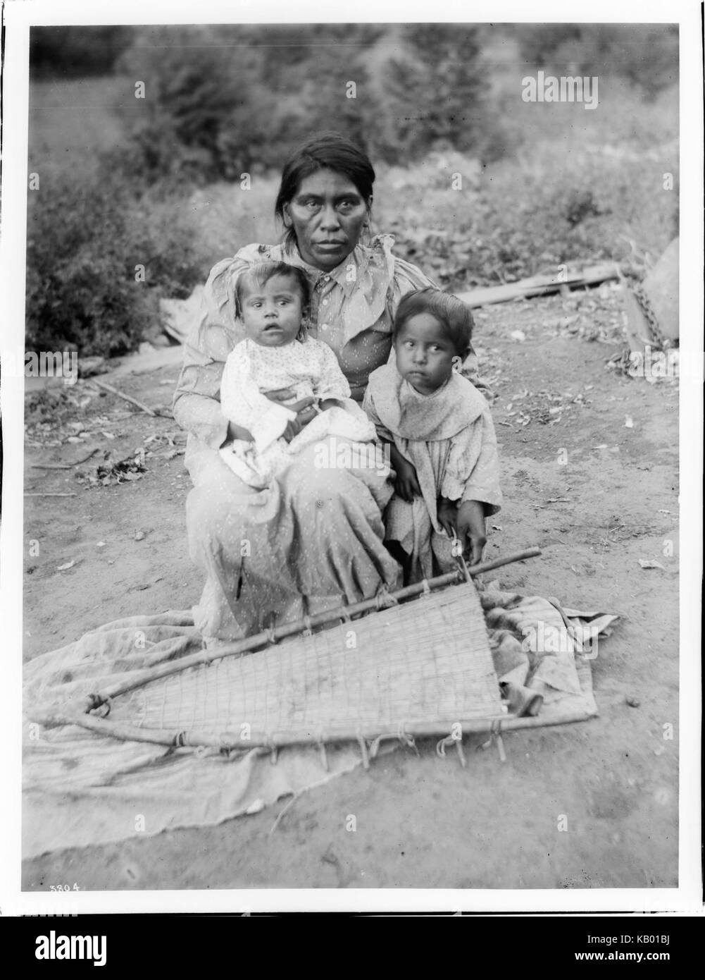 Les Indiens Yokut femme et les enfants du chef à la rivière Tule Réservation, près de Porterville, California, ca.1900 (3804) du SHC Banque D'Images