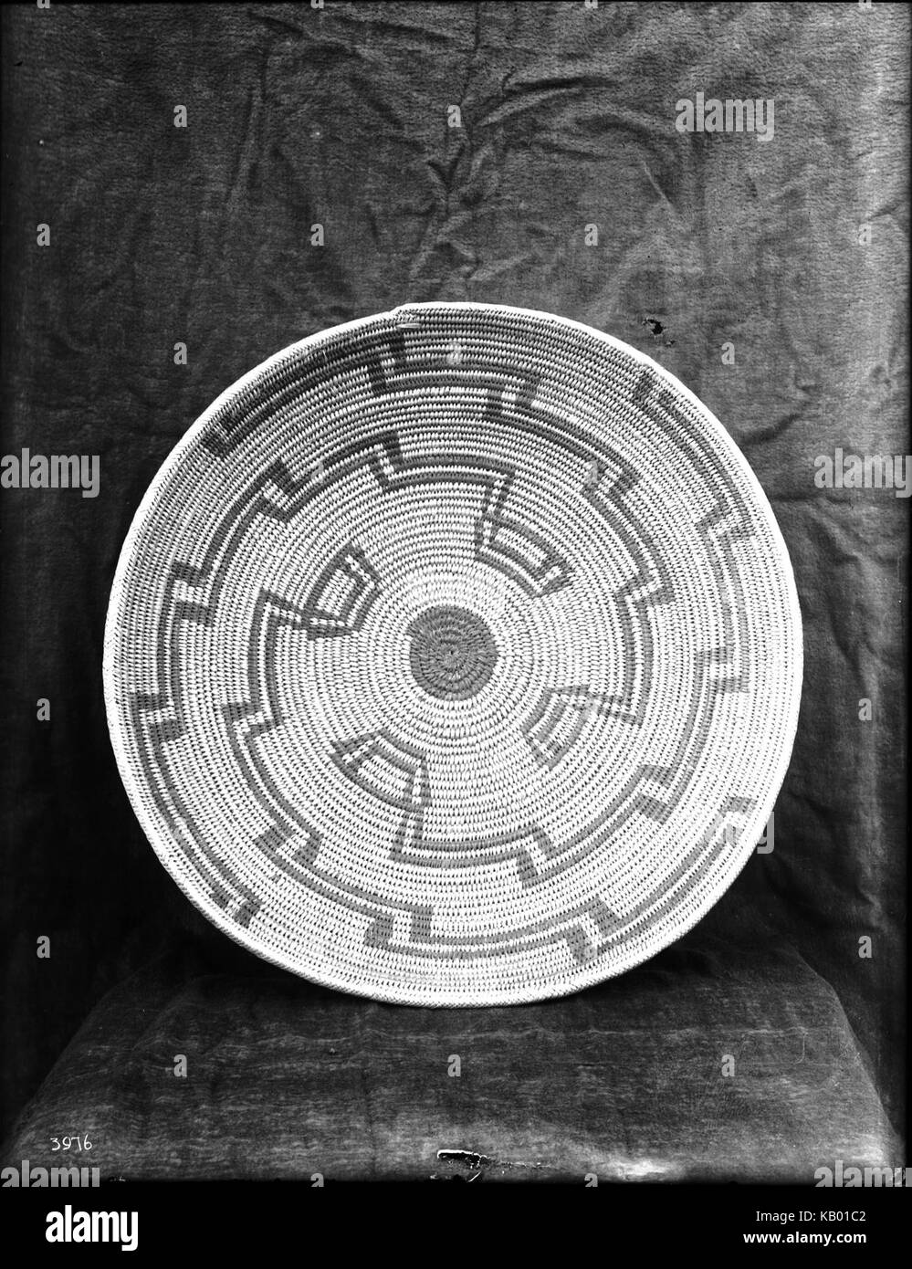 Panier Indien non identifié sur l'écran, ca.1900 (3976) du SHC Banque D'Images