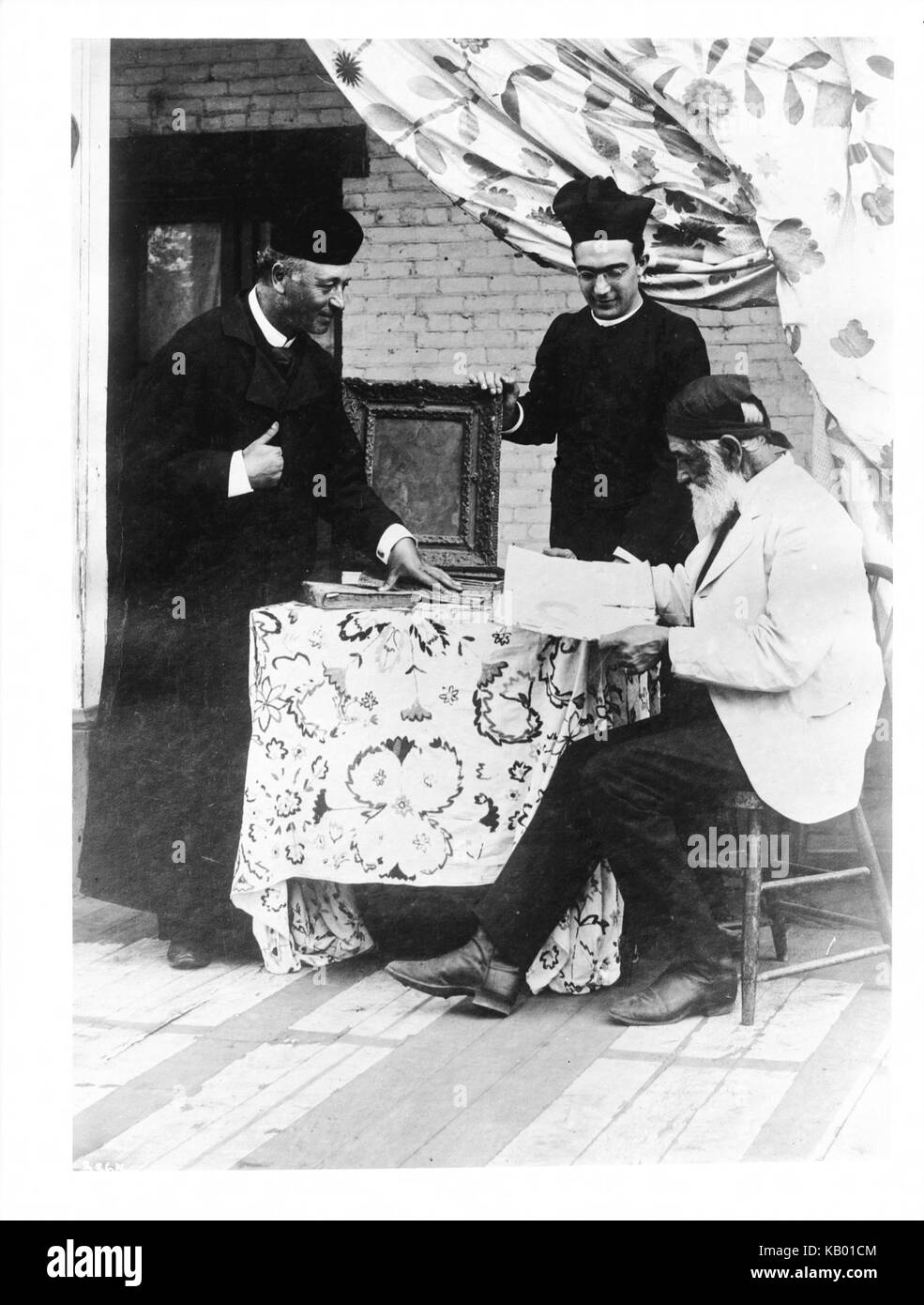 Deux prêtres de l'église de la Plaza de Los Angeles avec Don Antonio Coronel examinant les registres de l'église, ca.1885 (1900) 3865 du SHC Banque D'Images