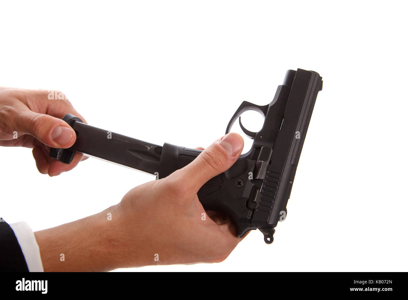 Close-up of a man hands holding et le chargement dans le pistolet gun magazine Banque D'Images