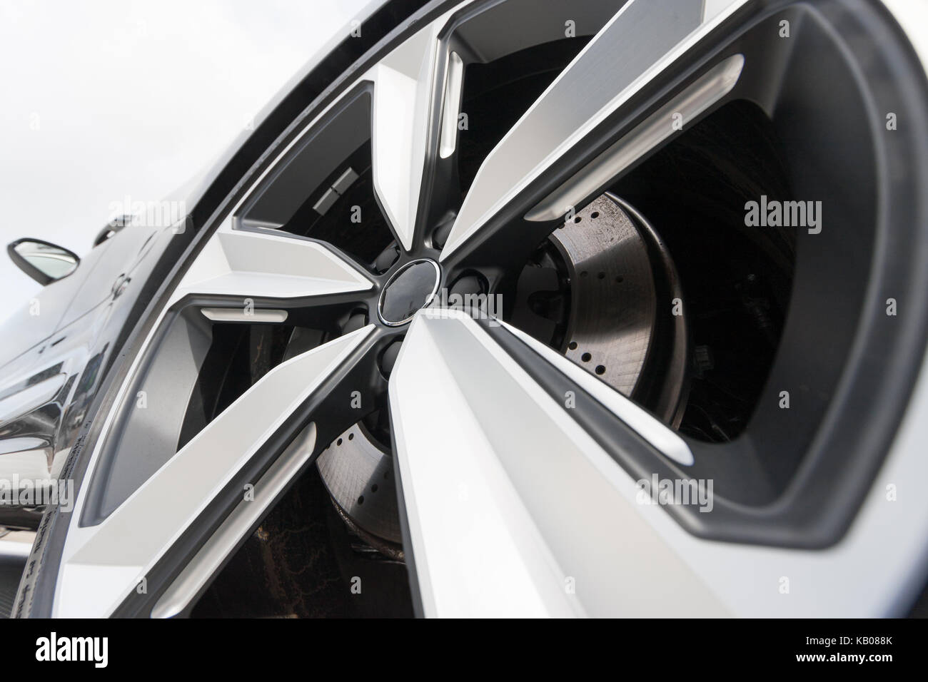 Close up des jantes d'une voiture de sport Banque D'Images