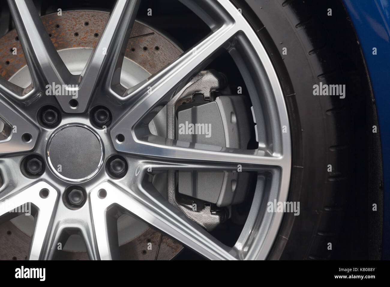 Close up des jantes d'une voiture de sport Banque D'Images