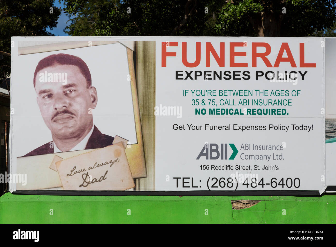 Saint John's, Antigua. Panneaux publicitaires Assurance Funérailles politiques. Banque D'Images