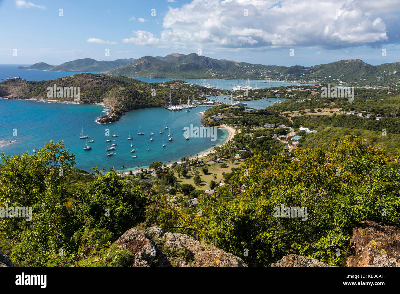 Antigua. Vue de Shirley Heights, à l'égard de la Baie d'Freeman, Galleon Beach, et Nelson's Dockyard. Banque D'Images