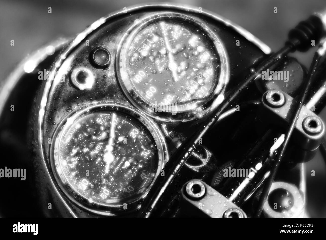 Compte-tours et compteur de vitesse de moto vintage après la pluie Banque D'Images