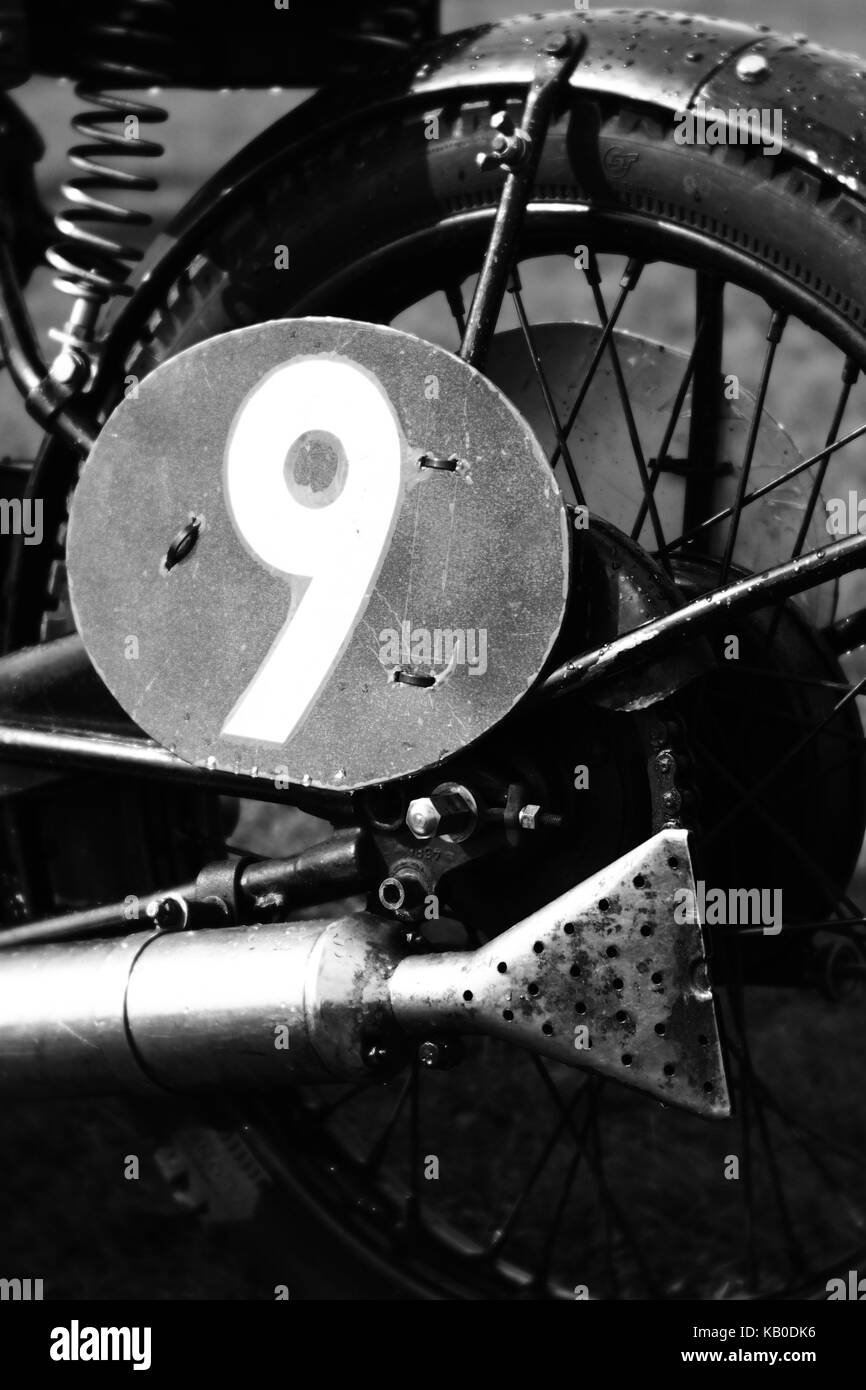 Echappement de moto vintage et plaque d'immatriculation de course n° 9 Banque D'Images