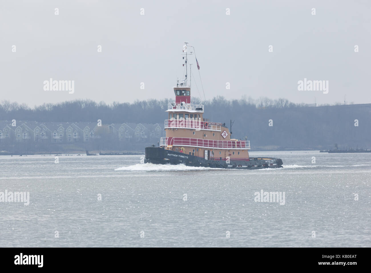 SEWAREN, NEW JERSEY - 5 Avril 2017 : Le Matthew Tibbetts tugboat travaille le long de l'Arthur Kill sur un ciel voilé jour de printemps. Banque D'Images