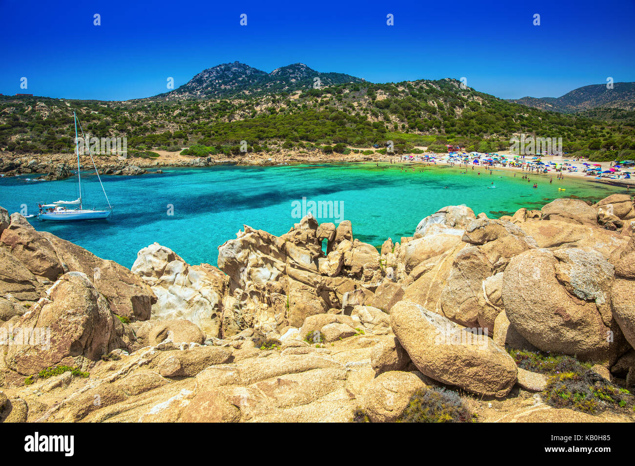 Cala Cipolla, chia avec pierres rouges et d'azur de l'eau claire. La Sardaigne est la deuxième plus grande île de la mer méditerranée. Banque D'Images