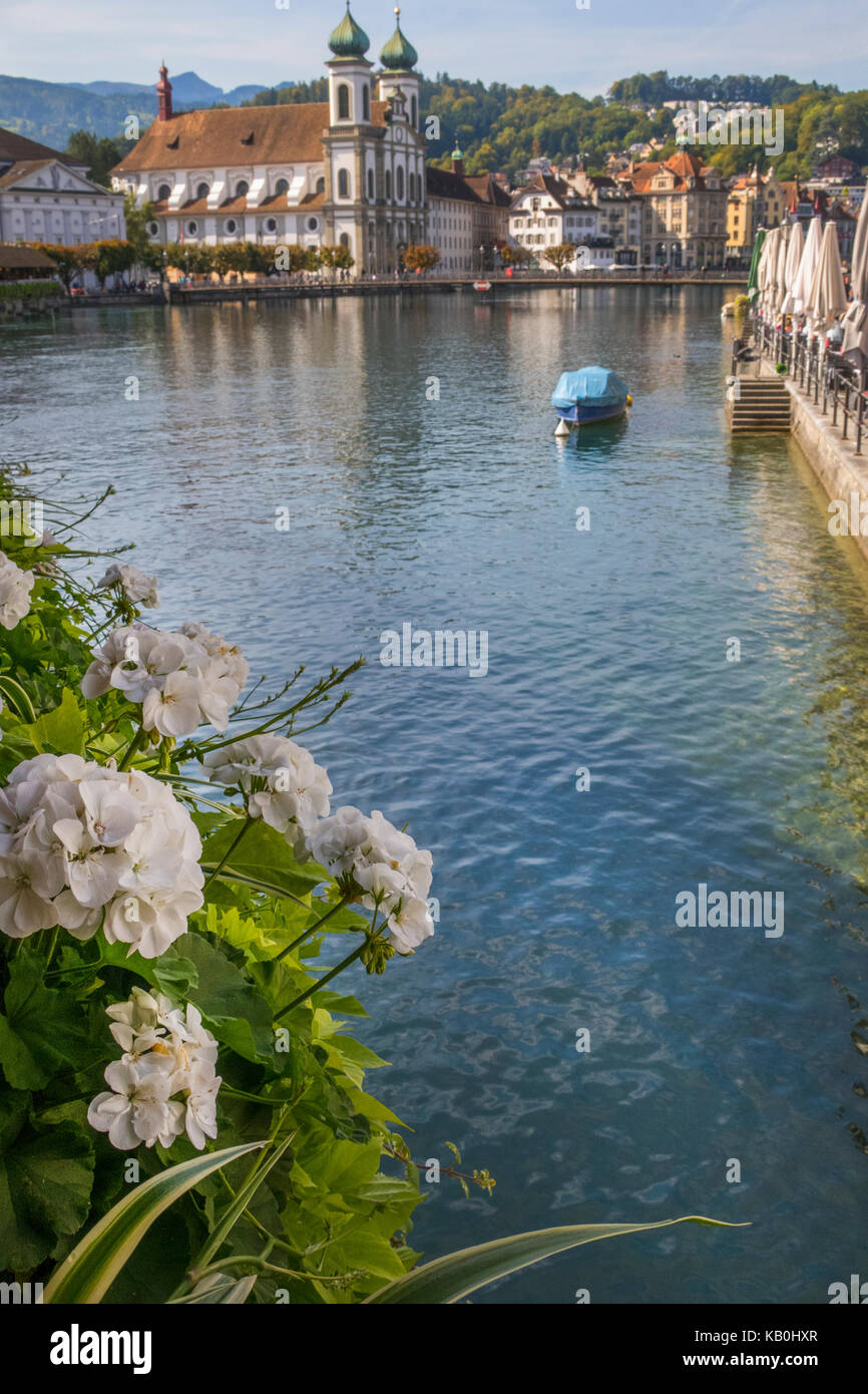 Le lac de Lucerne Suisse célèbre pont pour piétons et de cygnes en rivière durant la saison d'automne Banque D'Images