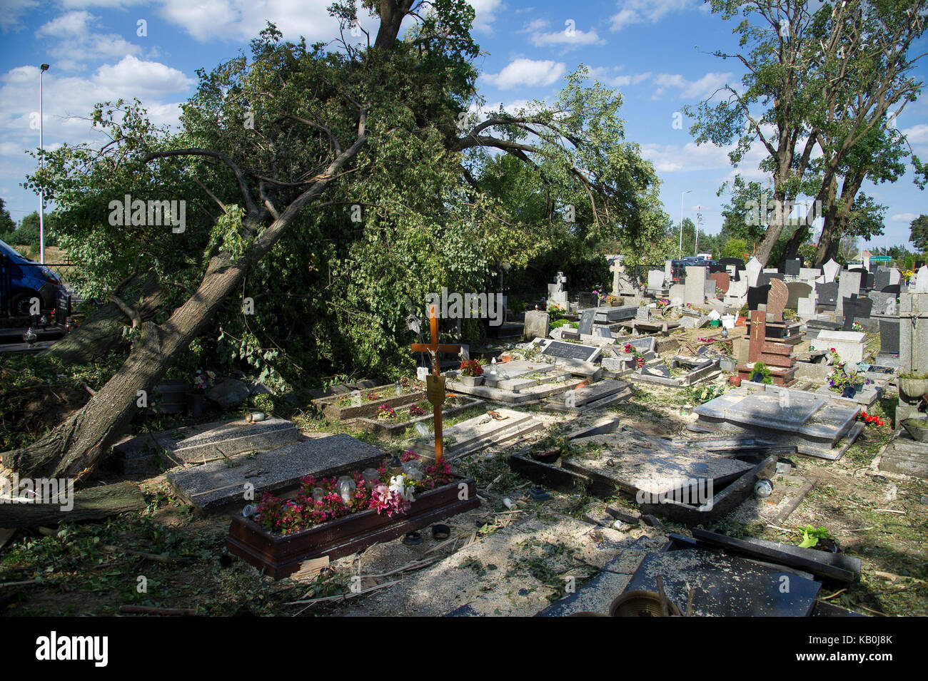 Cimetière détruit extrêmement élevé causé par la vitesse du vent pendant la tempête il y a quelques jours à Rytel, Pologne 15 août 2017 © Wojciech Strozyk / Alamy stoc Banque D'Images