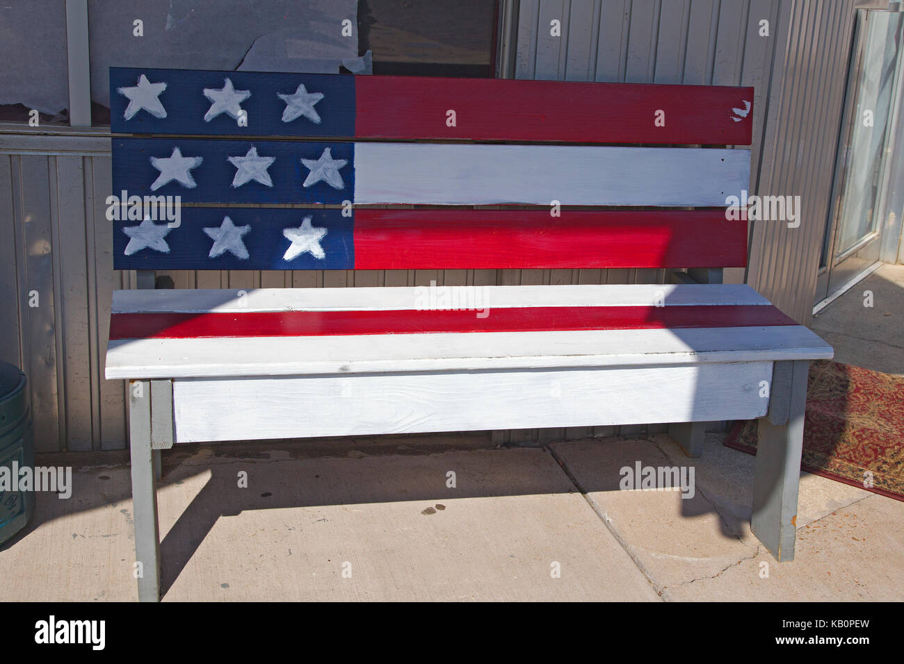 Banc bleu rouge blanc et peiné Banque D'Images