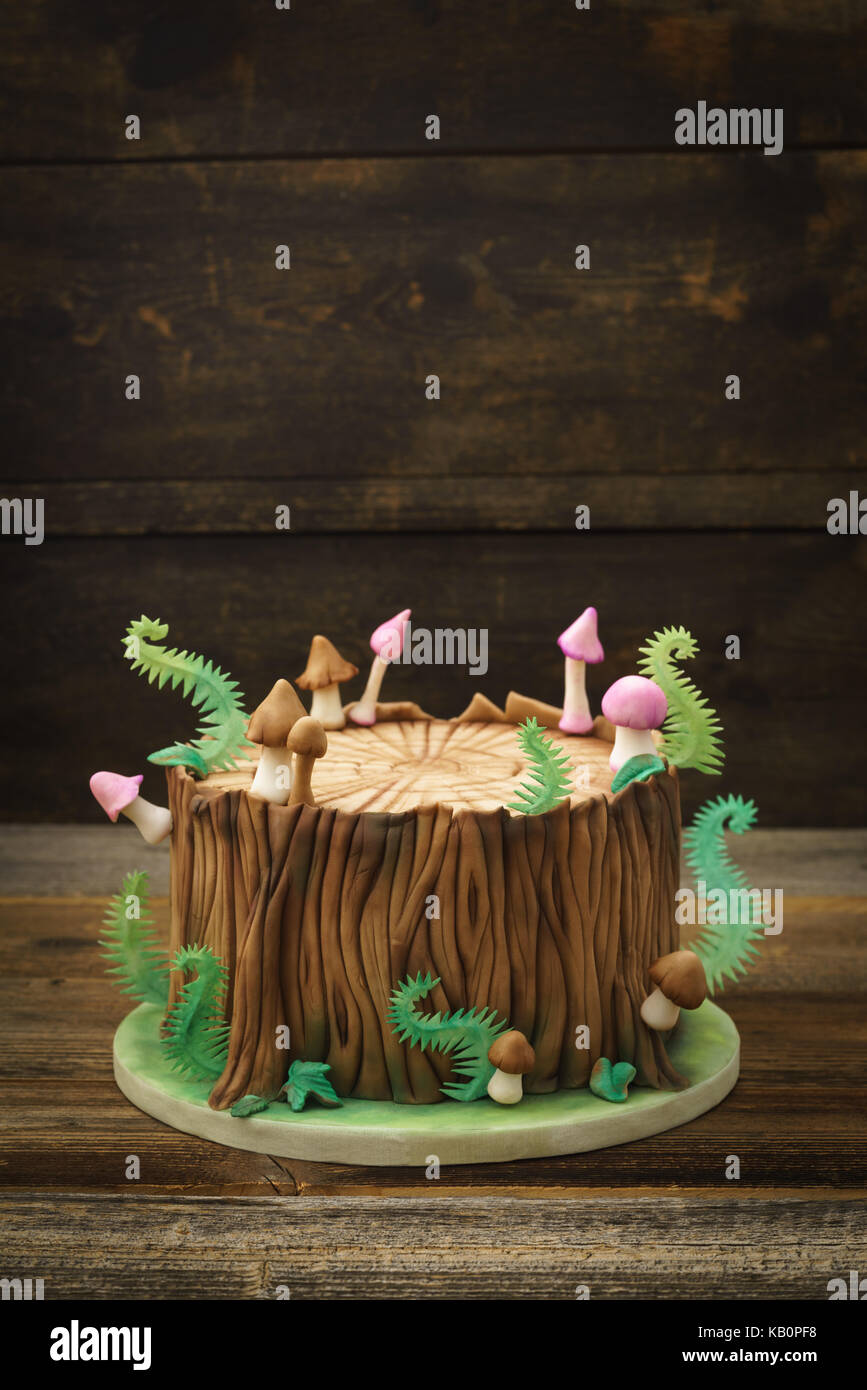 Foret Enchantee Des Forestiers Du Fondant Gateau Avec Un Tronc D Arbre De Fougeres De Champignons Et De Feuilles Sur Fond De Bois Avec Copyspace Photo Stock Alamy Foret Enchantee Des Forestiers Du Fondant Gateau Avec Un Tronc D Arbre De Fougeres De Champignons Et De Feuilles Sur Fond De Bois Avec Copyspace Photo Stock Alamy