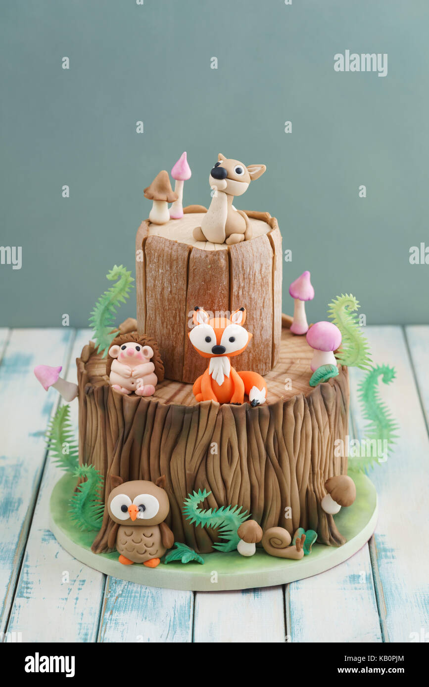 Foret Enchantee Des Forestiers Gateau Fondant Avec Un Herisson Le Cerf L Owl Fox Snail Tronc D Arbre De Fougeres De Champignons Et De Feuilles Sur Fond De Bois Photo Stock Alamy Foret Enchantee Des Forestiers Gateau Fondant Avec Un Herisson Le Cerf L Owl Fox Snail Tronc D Arbre De Fougeres De Champignons Et De Feuilles Sur Fond De Bois Photo Stock Alamy