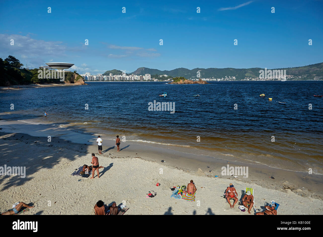 Boa Viagem Beach et Niterói Contemporary Art Museum, Niteroi, Rio de Janeiro, Brésil, Amérique du Sud Banque D'Images