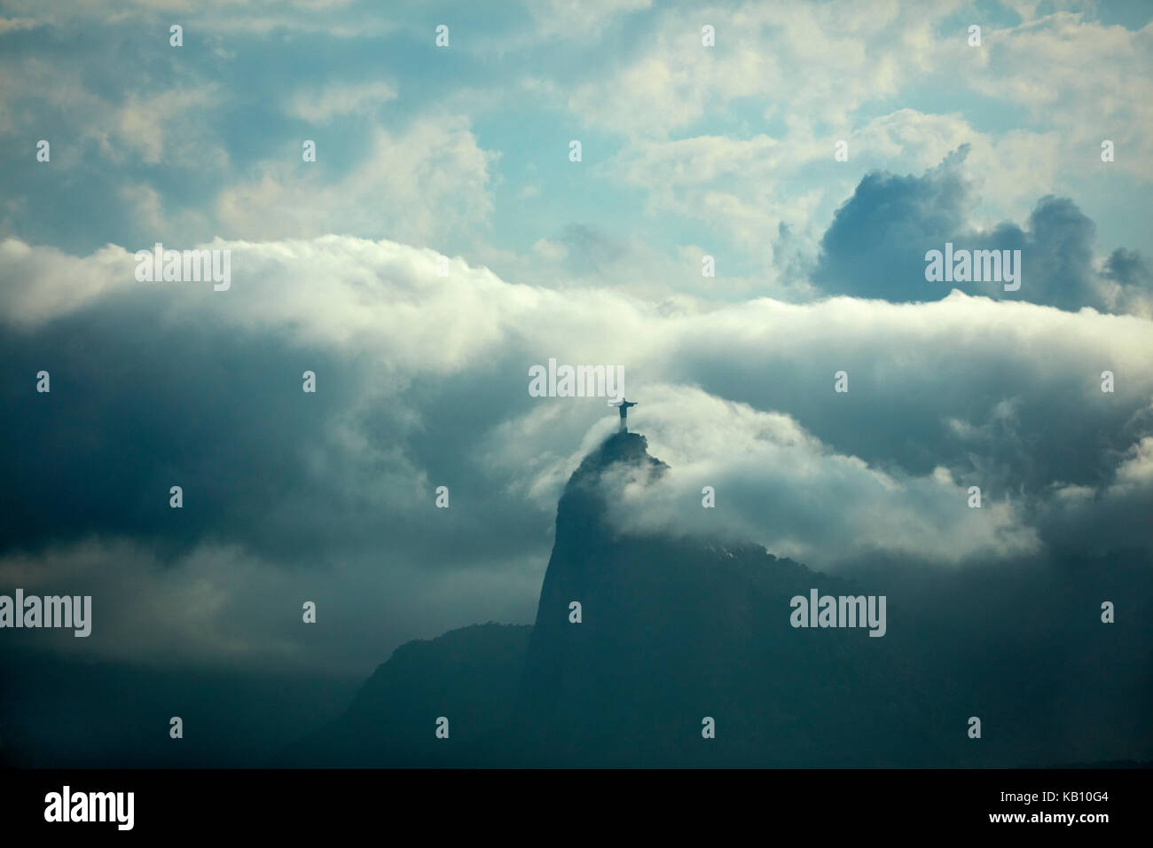 Christ Rédempteur dans les nuages au sommet du Corcovado, vu du Parc de la ville de Niteroi, Niteroi, Rio de Janeiro, Brésil, Amérique du Sud Banque D'Images