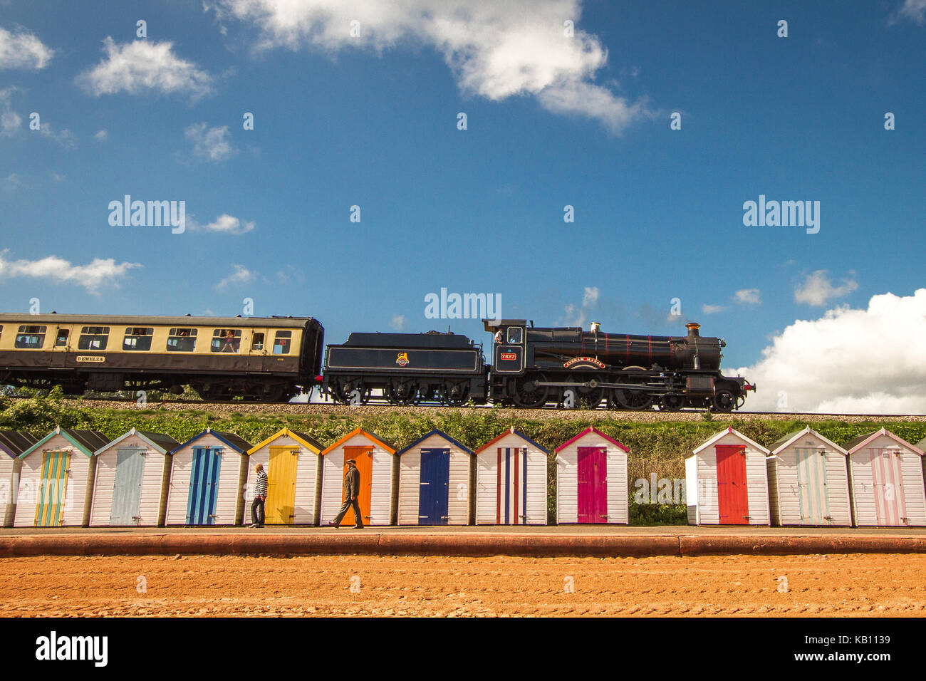 Cabines de plage, la station de train à vapeur de paignton, à l'été Banque D'Images