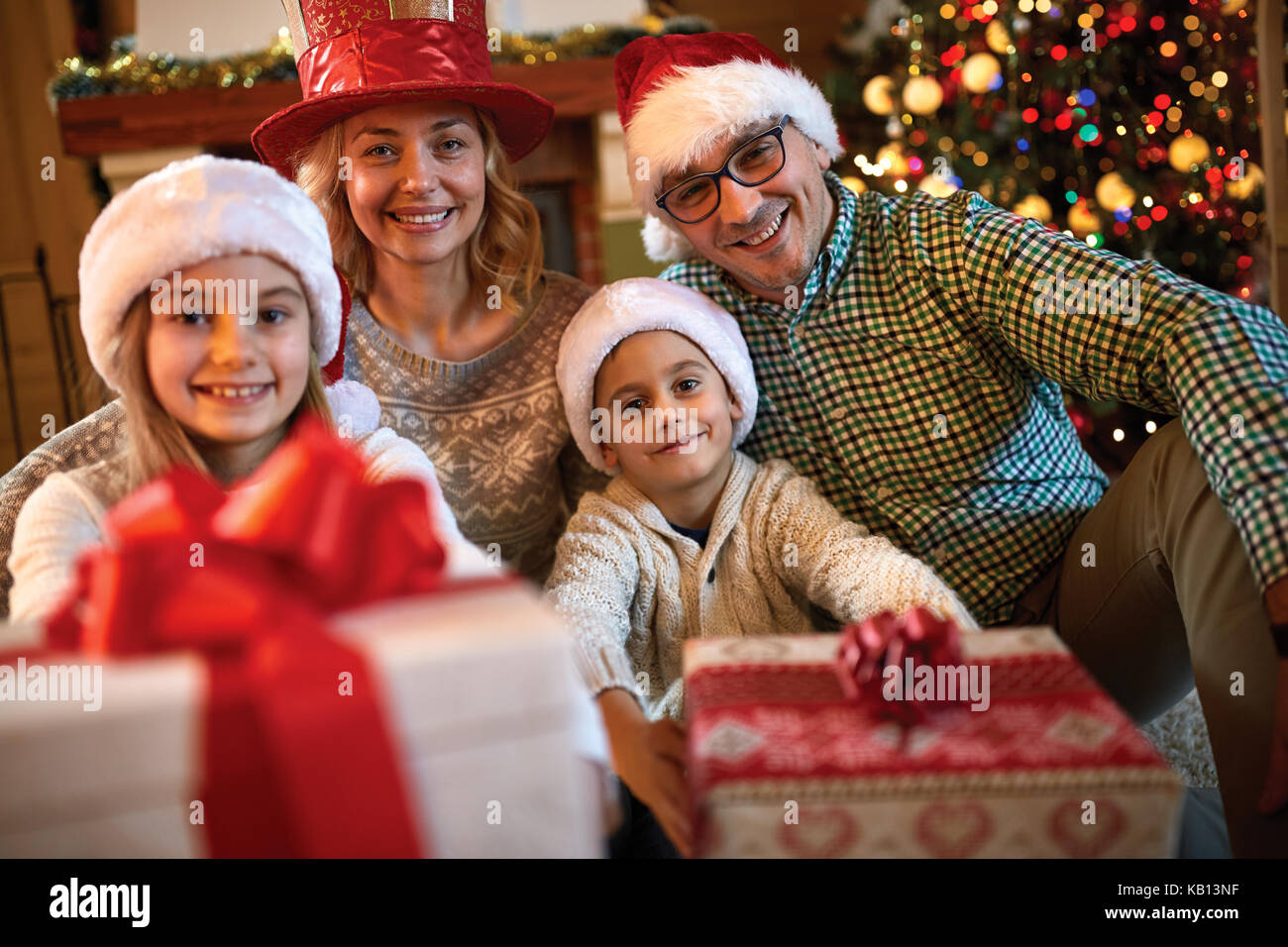 Portrait of smiling family with christmas gifts Banque D'Images